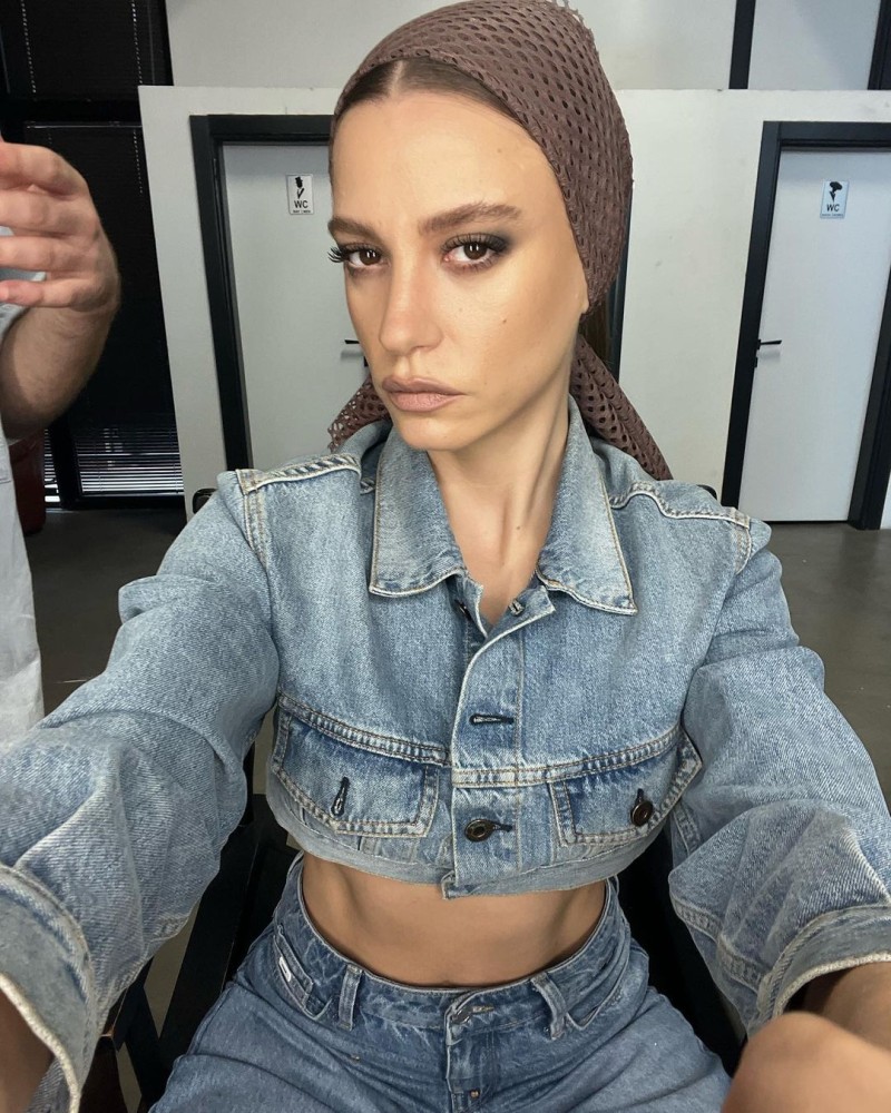 serenay sarikaya nin studyo paylasimi gundem oldu bu kadinin aurasi samimiyeti oyunculugu